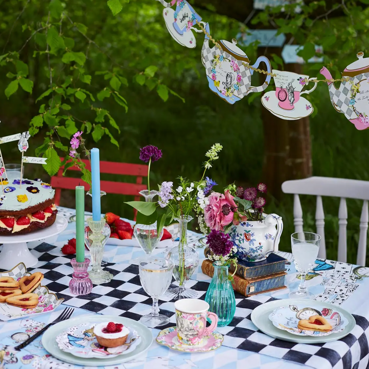 Alice in Wonderland Glossy Paper Tablecloth – Très Chic Party Boutique