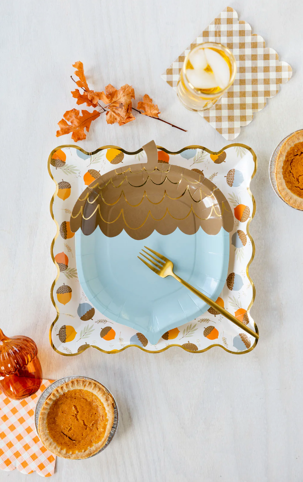 Harvest Scattered Acorn Paper Plate with Scalloped Edge Tr s