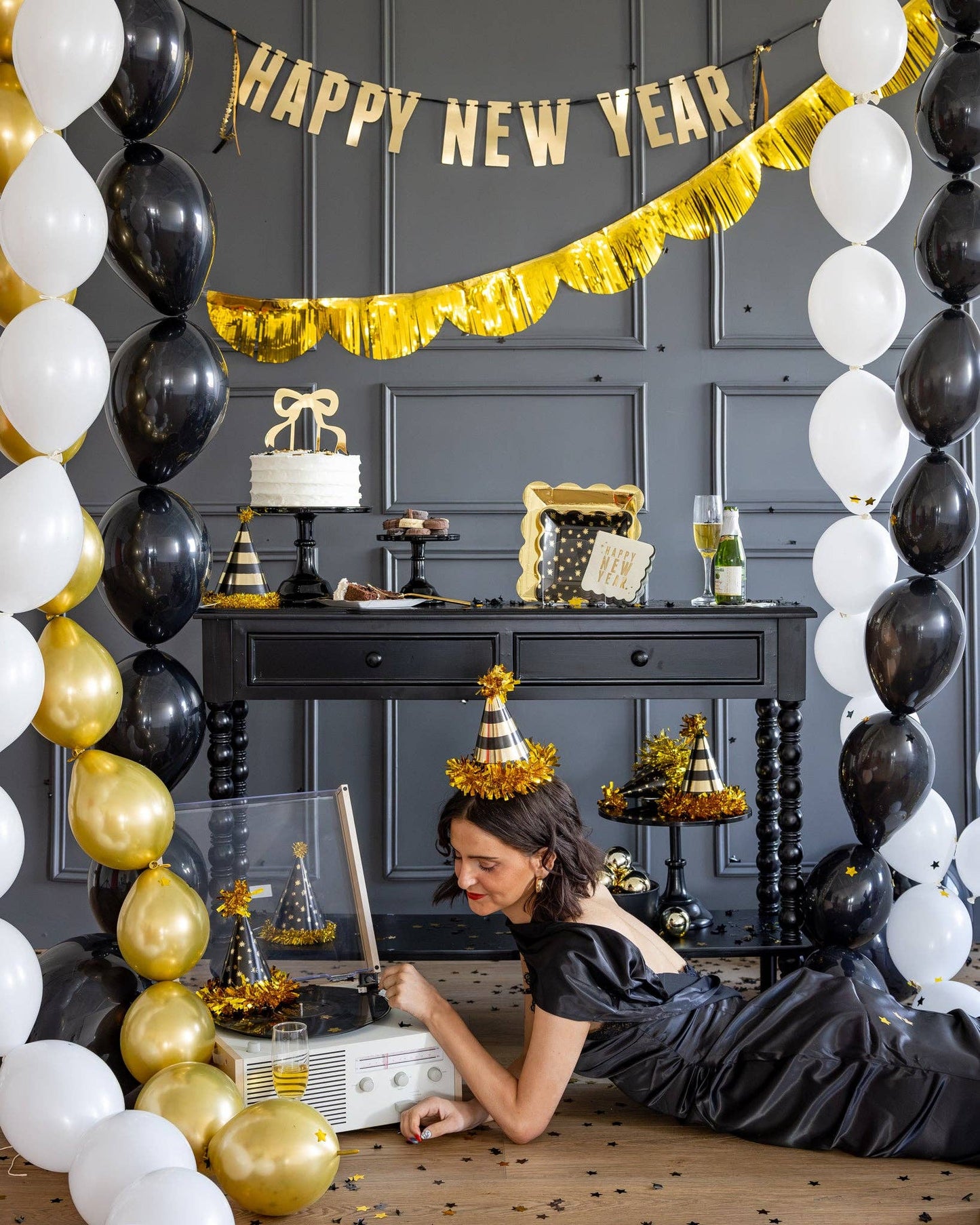 Happy New Year Scalloped Cocktail Napkins - 18pk