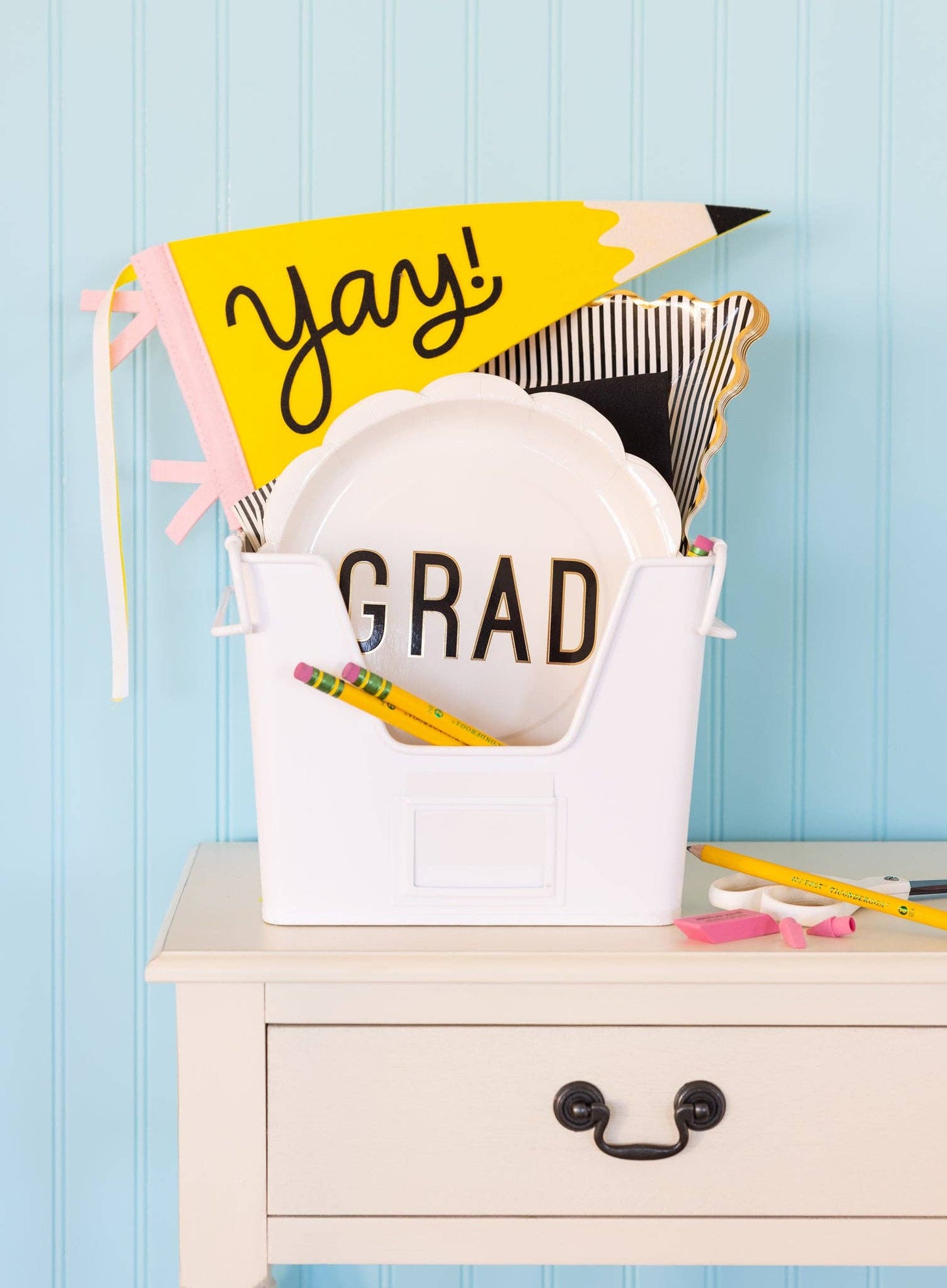 Grad White Round Scalloped 10" Party Plates - 8pk